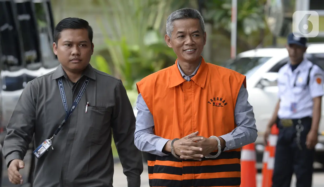 Mantan Komisioner KPU, Wahyu Setiawan tersenyum akan menjalani pemeriksaan oleh penyidik di Gedung KPK, Jakarta, Senin, (27/01/2020). Wahyu diperiksa sebagai tersangka terkait kasus dugaan penerimaan hadiah atau janji penetapan anggota DPR Terpilih 2019-2024. (merdeka.com/Dwi Narwoko)