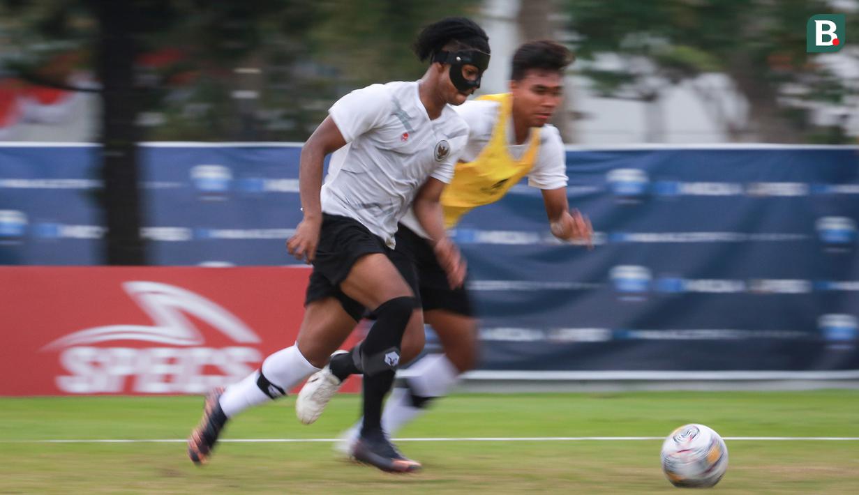 <p>Pemain Timnas Indonesia U-20, Ronaldo Kwateh saat latihan persiapan Kualifikasi Piala Asia U-20 2023 yang berlangsung di Lapangan A Gelora Bung Karno, Jakarta, Selasa (30/08/2022). (Bola.com/Bagaskara Lazuardi)</p>