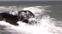 Kebanyakan Duit, Pemilik Mandikan Rolls Royce Pakai Air Laut
