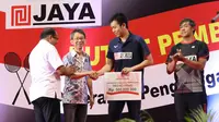 Hendra Setiawan mendapat bonus dari PB Jaya Raya usai memenangkan Kejuaraan Dunia Bulu Tangkis 2019 bersama Mohammad Ahsan. (Dok PB Jaya Raya)