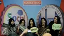 Sejumlah tamu undangan melakukan sesi foto both dalam acara Penganugerahan Social Media dan Digital Marketing Awards 2016, di Hotel Mulia, Jakarta, selasa malam (19/10). (Liputan6.com/Johan Tallo)