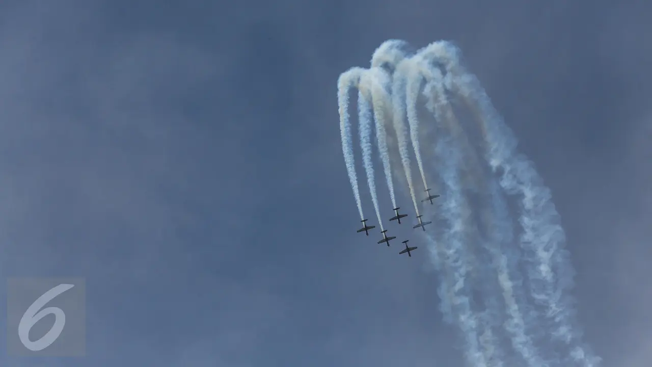 Aksi Aerobatik Udara Jupiter Aerobatic Team Meriahkan HUT TNI AU ke-71