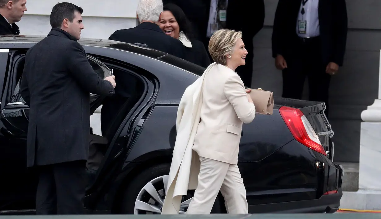 Mantan Menteri Luar Negeri AS, Hillary Clinton keluar dari mobil untuk menghadiri upacara pelantikan Donald Trump menjadi Presiden AS ke-45 di Washington, DC, AS, (20/1). (Win McNamee/Pool Photo via AP)