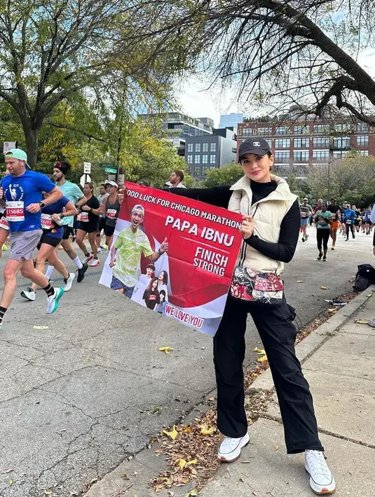 Tambahkan sleeveless puffer jacket pada sporty look kamu. Dijamin makin terlihat chic! [@ririnekawati]