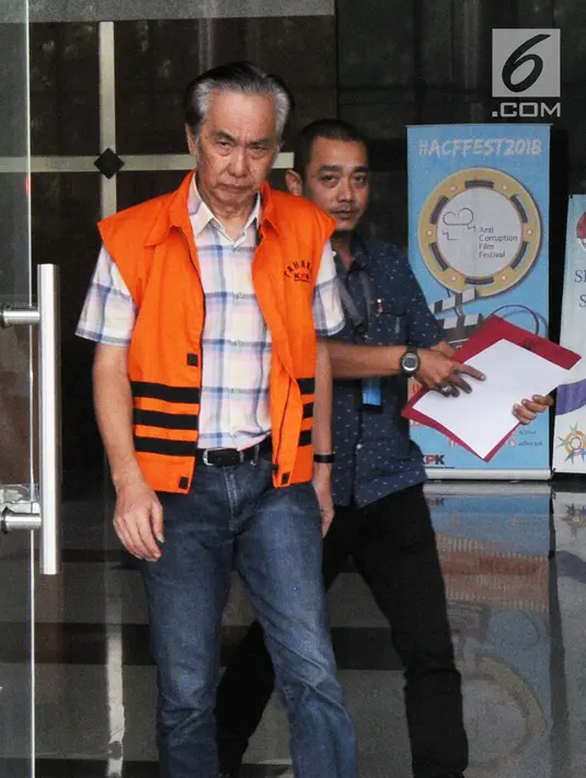 Direktur Utama PT PBM Puspo Sukrisna alias Asun (kiri) keluar dari Gedung KPK, Jakarta, Rabu (25/7). Asun diduga menyuap Bupati Subang nonaktif Imas Aryumningsih terkait kasus pengurusan perizinan di lingkungan Pemkab Subang. (Merdeka.com/Dwi Narwoko)