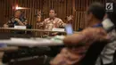 Kepala Unit Kerja Presiden untuk Pembinaan Ideologi Pancasila (UKP-PIP) Yudi Latief (tengah) saat menjadi pembicara dalam workshop ATVI 2018 di Gedung SCTV Tower, Jakarta, Selasa (16/1). (Liputan.com/Faizal Fanani)