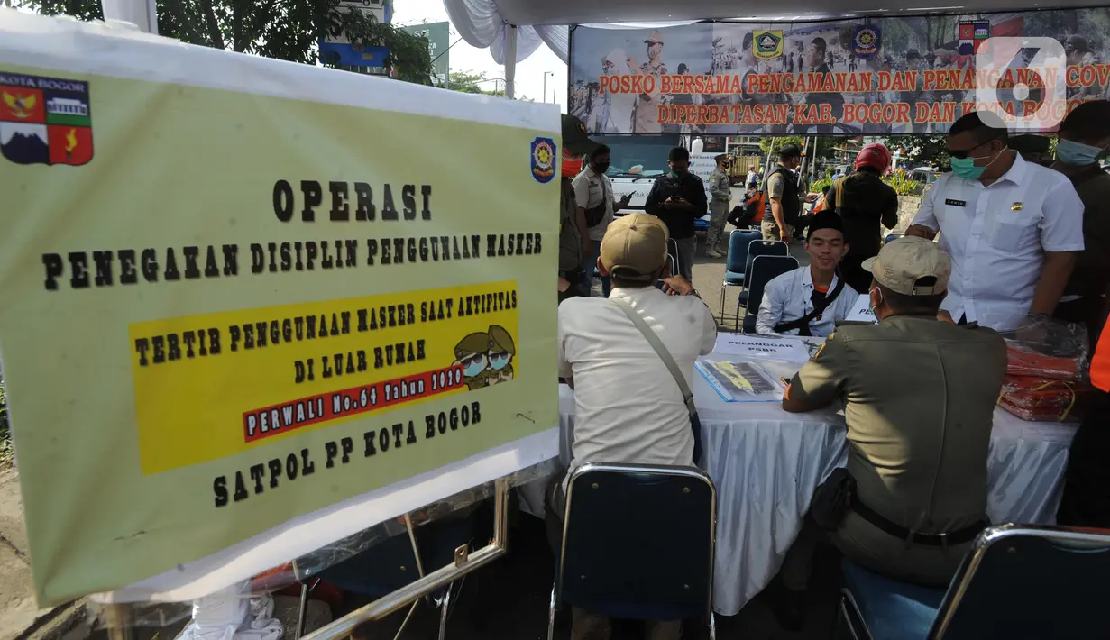 Petugas gabungan mendata warga yang tidak mengenakan masker saat Operasi Masker Gabungan di Perempatan Ciawi, Bogor, Kamis (10/9/2020). Razia masker yang dilakukan Pemkot dan Pemkab Bogor ini menyasar warga yang tidak mengenakan masker dengan denda sebesar Rp 100.000. (merdeka.com/Arie Basuki)