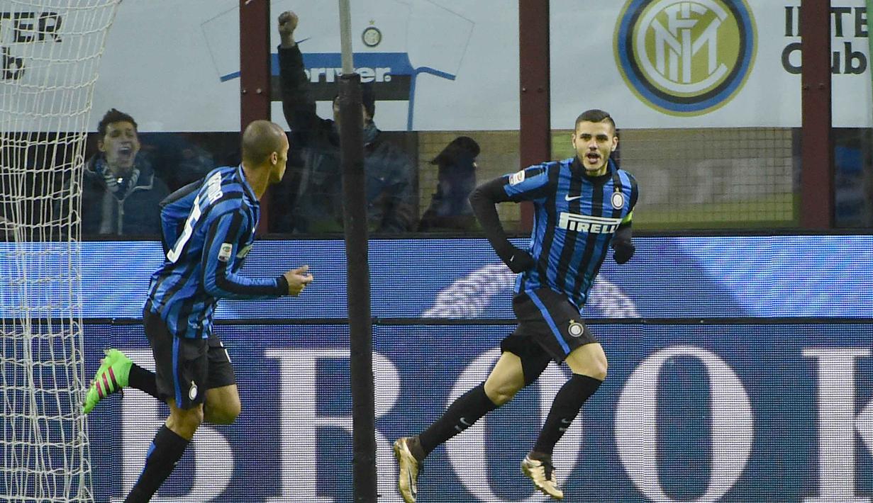 Pemain Inter Milan, Mauro Icardi (R) merayakan golnya saat Inter Milan menjamu Chievo Verona pada lanjutan Serie A Liga Italia Pekan ke-23 di Stadion San Siro Stadium, Milan. (AFP/Olivier Morin)