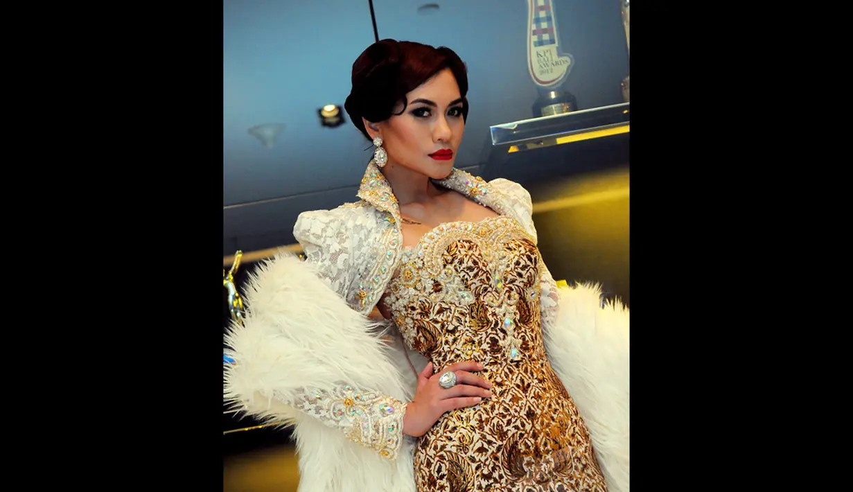 Gaun yang dipakai model cantik kelahiran Malang 12 November 1986 ini merupakan perpaduan apik antara keunikan etnik dan dunia modern, Jakarta, Kamis (1/10/2014) (Liputan6.com/Faisal R Syam) 