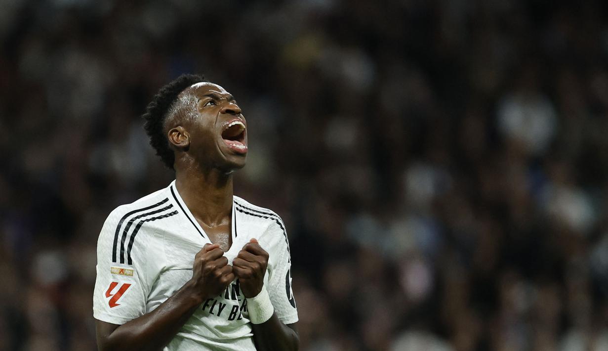 Ekspresi jengkel pemain Real Madrid, Vinicius Junior saat laga lanjutan Liga Spanyol 2024/2025 melawan Barcelona di Santiago Bernabeu, Madrid, Spanyol, Minggu (27/10/2024) WIB. (AFP/Oscar Del Pozo)