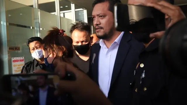 7 Potret Vicky Prasetyo Digiring ke Dalam Mobil Tahanan, Tetap Tegar