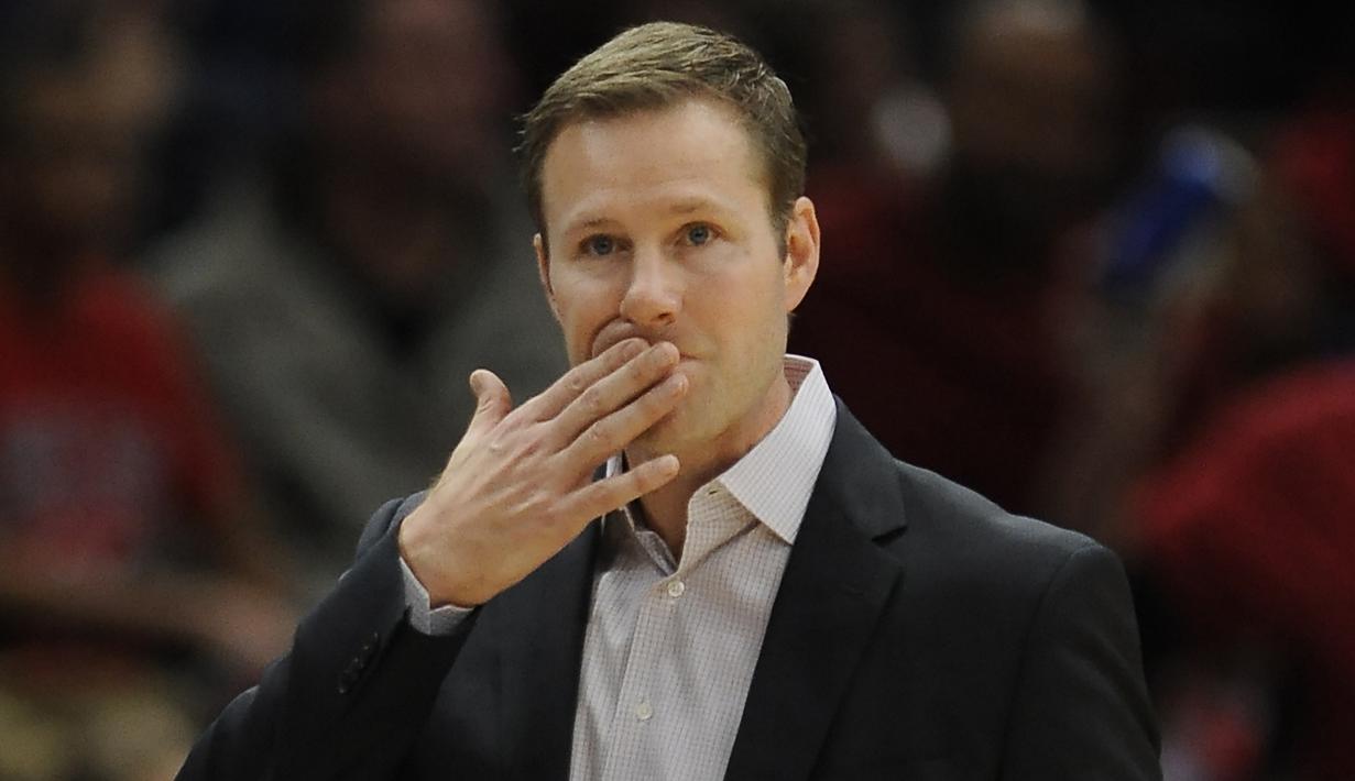 Ekspresi pelatih Chicago Bulls, Fred Hoiberg saat timnya melawan Miami Heat pada laga NBA basketball game di United Center, Chicago, (26/11/2017). Miami Heat menang 100-93.  (AP/Paul Beaty)