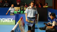 Sejak hari pertama Indonesia Open, 12 Juni 2017, tiap hakim garis atau linesman akan dibalut sarung pendek bercorak batik. (Liputan6.com/Helmi Fithriansyah) 