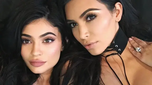 [Bintang] Kylie Jenner - Kim Kardashian