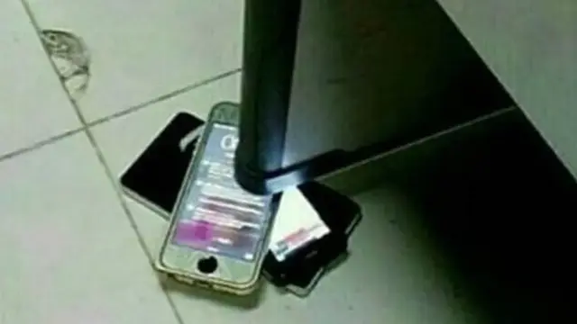 6 Tingkah Absurd Orang Manfaatkan HP, Fungsi Lainnya Bikin Tepuk Jidat