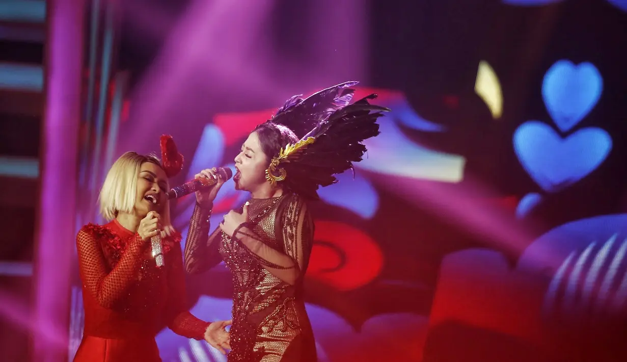 Masih di atas panggung, Depe mengungkapkan kekagumannya pada Jupe yang sedang berjuang menghadapi penyakit kanker. Keduanya lantas berkolaborasi membawakan lagu Aku Ra Popo milik Jupe. (Adrian Putra/Bintang.com)