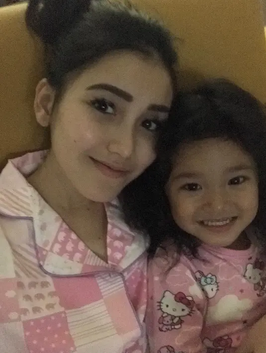 Ada yang lebih menggemaskan, kompaknya Ayu Ting Ting dan Bilqis ternyata juga terjadi saat mereka hendak tidur. Lihat saja, mereka kompak memakai piyama berwarna pink. Lucu banget kan? (Instagram/ayutingting92)