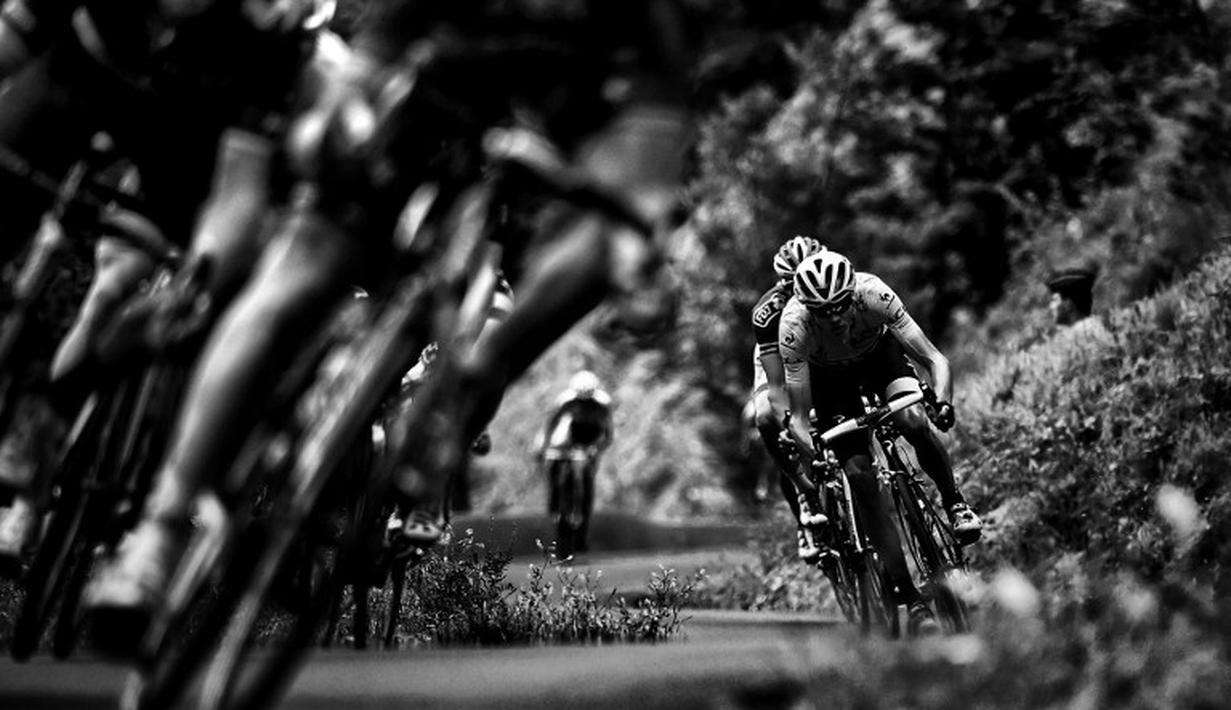 Aksi pemegang kaos kuning, Chris Froome, di Etape 19. (AFP Photo/Lionel Bonaventure)