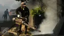 Petugas melakukan pengasapan di permukiman warga kawasan Kebayoran Baru, Jakarta, Selasa (9/2). Pengasapan untuk mencegah meluasnya wabah penyakit Demam Berdarah Dengue (DBD) yang kerap muncul pada masa pancaroba. (Liputan6.com/Gempur M Surya)