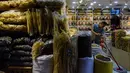 Seorang pedagang sirip ikan hiu membersihkan tokonya di Hong Kong (6/3). Menyikapi hal tersebut, pemerintah setempat mengambil kebijakan tidak akan menyuguhkan olahan sirip ikan hiu lagi untuk acara-acara resmi. (AFP/Anthony Wallace)