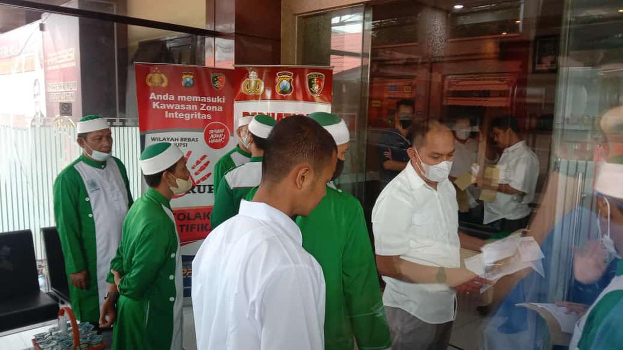 Anggota Khilafatul Muslimin Surabaya Raya saat di Polda Jatim. (Dian Kurniawan/Liputan6.com).