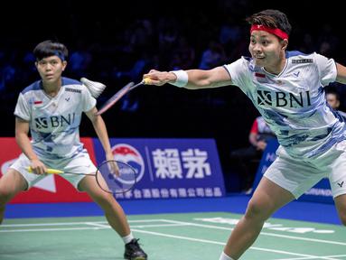 Pebulutangkis ganda putri Indonesia, Apriyani Rahayu (kanan) berhasil mengembalikan shuttlecock dari ganda putri Korea Selatan Kim So Yeong/Kong Hee Yong dalam pertandingan semifinal di Kejuaraan Dunia 2023 yang berlangsung di Royal Arena, Copenhagen, Denmark, Sabtu (26/08/2023). (AFP/Ritzau Scanpix/Mads Claus Rasmussen)