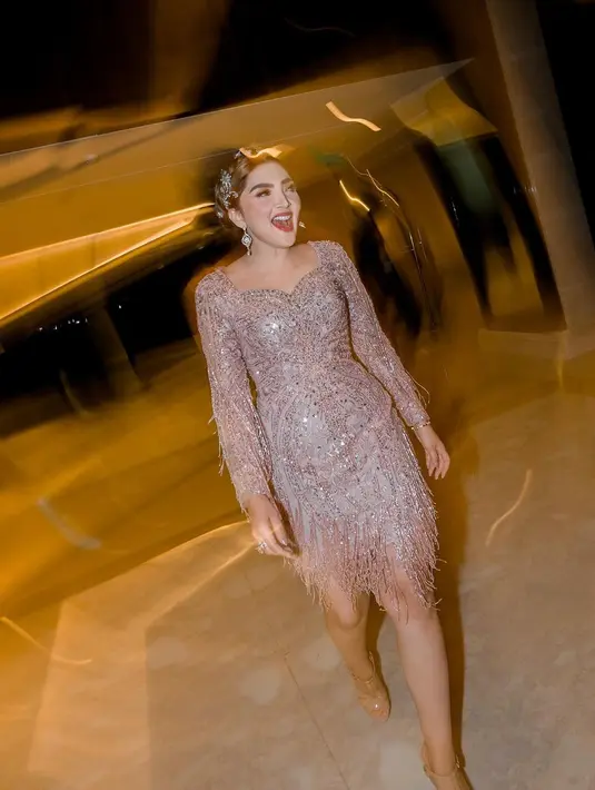 Makeupnya tak berbeda jauh dari sebelumnya, namun kini Ashanty mengubah lipstiknya menjadi merah merona. Sempurna untuk pesta dansa di malam hari! [Foto: IG/@ashanty_ash]