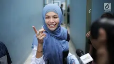 Artis Nikita Mirzani memberikan keterangan kepada awak media di kawasan Tandean, Jakarta, Rabu (17/7). Perceraian Nikita dengqn Dipo Latief masih hangat dibicarakan. Kini, Nikita menyebut suami sirinya itu sudah berubah. (Liputan6.com/Faizal Fanani)