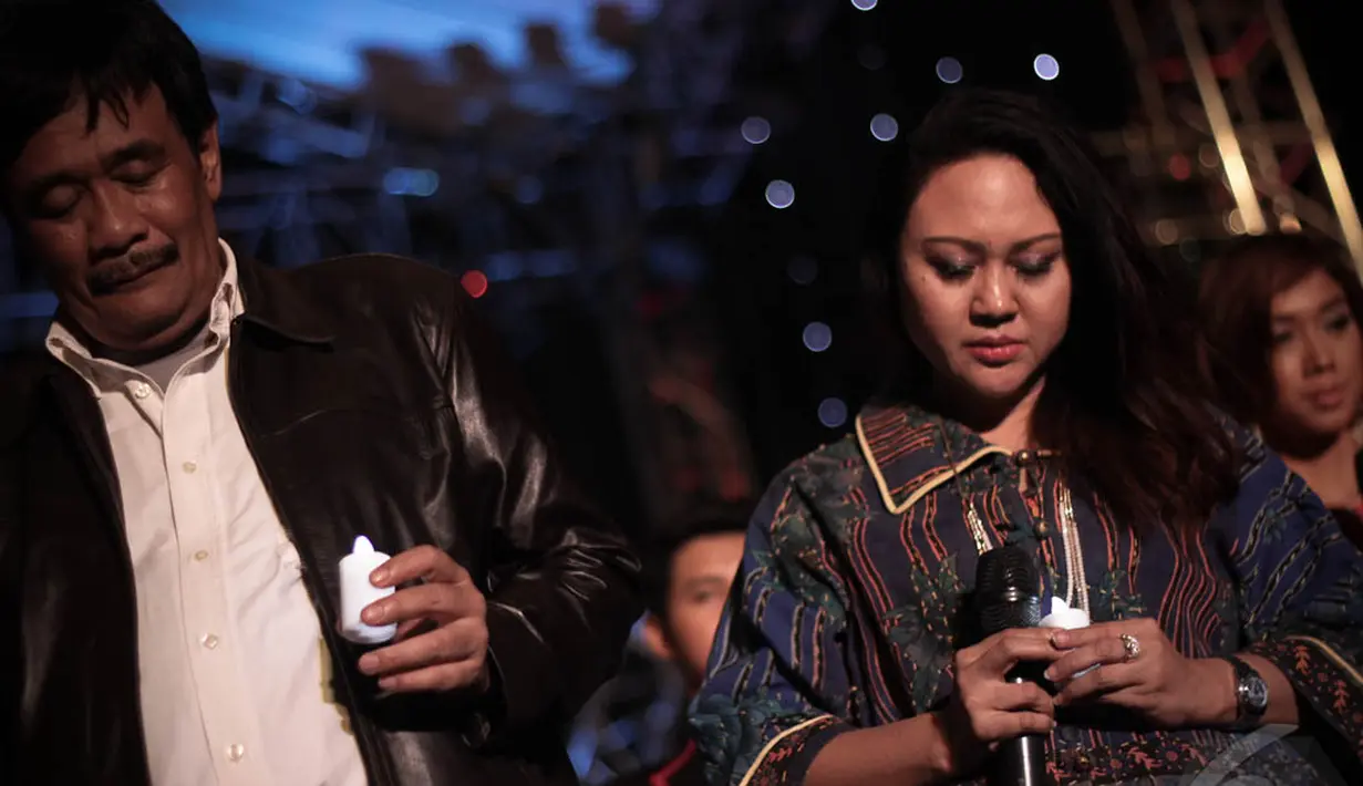 Wakil DKI Djarot Saiful Hidayat dan istrinya saat menghentikan cipta sebagai tanda duka atas musibah yang baru-baru ini terjadi di Indonesia, Jakarta, Rabu (31/12/2014) dini hari. (Liputan6.com/Faizal Fanani)