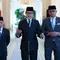 Wamenlu RI Arif Havas Oegroseno diapit Wamenlu RI Anis Matta dan Wamenlu RI Arrmanatha Christiawan Nasir saat memberikan keterangan pers di Istana Negara, Selasa (9/6). (Dok. Bakom RI)