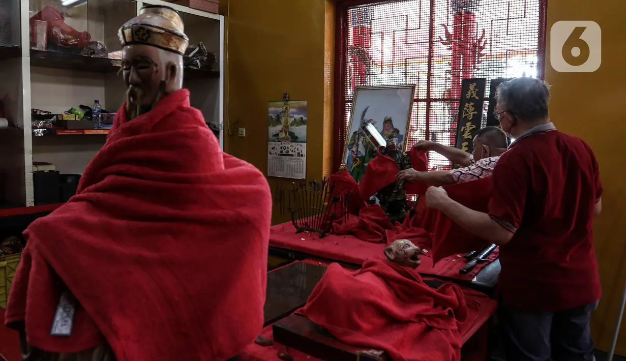 Warga keturunan Tionghoa melakukan ritual bersih-bersih di Vihara Amurva Bhumi, Jakarta, Sabtu (14/1/2022). Tradisi ini rutin dilakukan jelang perayaan Tahun Baru Imlek. (Liputan6.com/Johan Tallo)