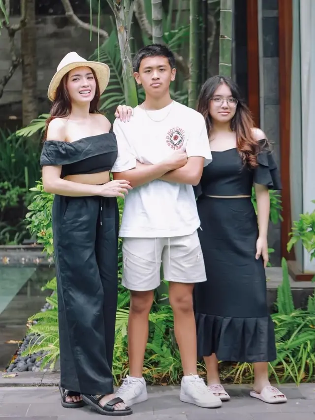 Angel Karamoy bersama dua anaknya, Junio dan Lovely (Instagram/@realangelkaramoy)