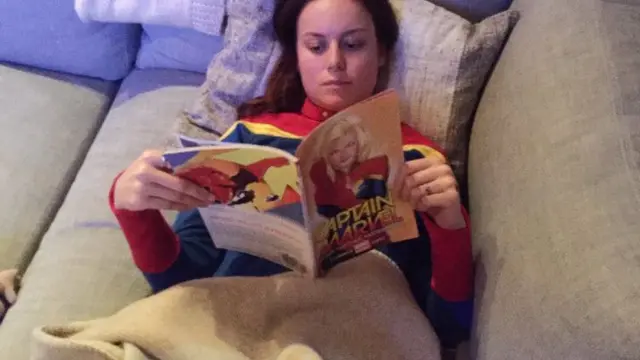 Brie Larson Bergaya ala Captain Marvel
