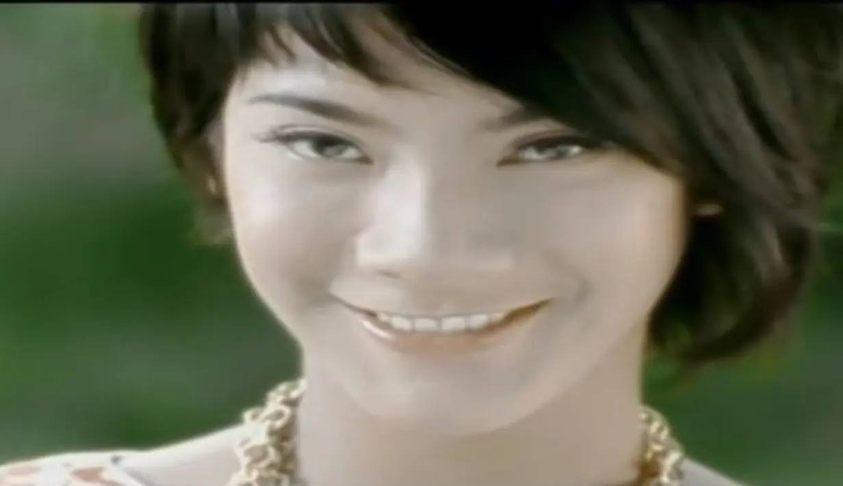 Tara Basro terlihat masih muda dan lugu dalam videoklip Letto berjudul Sebenarnya Cinta. (YouTube)