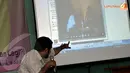 Kakak ipar korban Rifki Thalib menunjukkan sejumlah rekaman dalam testimoninya yang disampaikan di kantor Komnas Perlindungan Anak (Liputan6.com/ Helmi Fithriansyah)