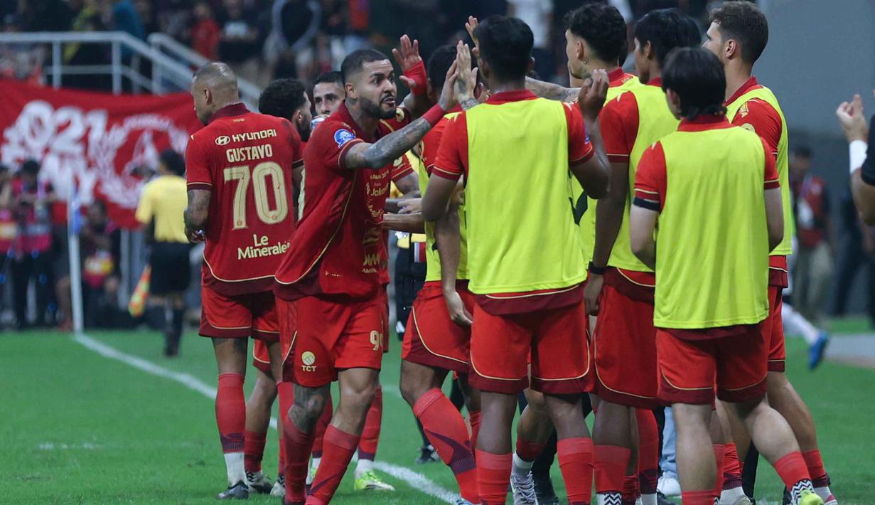 Tampil percaya diri, Persija Jakarta baru bisa membuka skor di akhir babak pertama, tepatnya di menit keempat injury time babak pertama (45+4) lewat aksi Emaxwell Souza De Lima. Tampak dalam foto, pemain Persija merayakan gol yang dicetak Maxwell Souza pada pertandingan lanjutan BRI Super League 2025/2026 melawan Dewa United Banten FC di Jakarta International Stadium (JIS), Minggu (15/3/2026) malam WIB. (Bola.com/M Iqbal Ichsan)