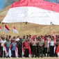 Bendera merah putih ukuran raksasa dikibarkan masyarakat, Polri dan TNI di wilayah perbatasan RI-RDTL, Rabu (16/8/2018).