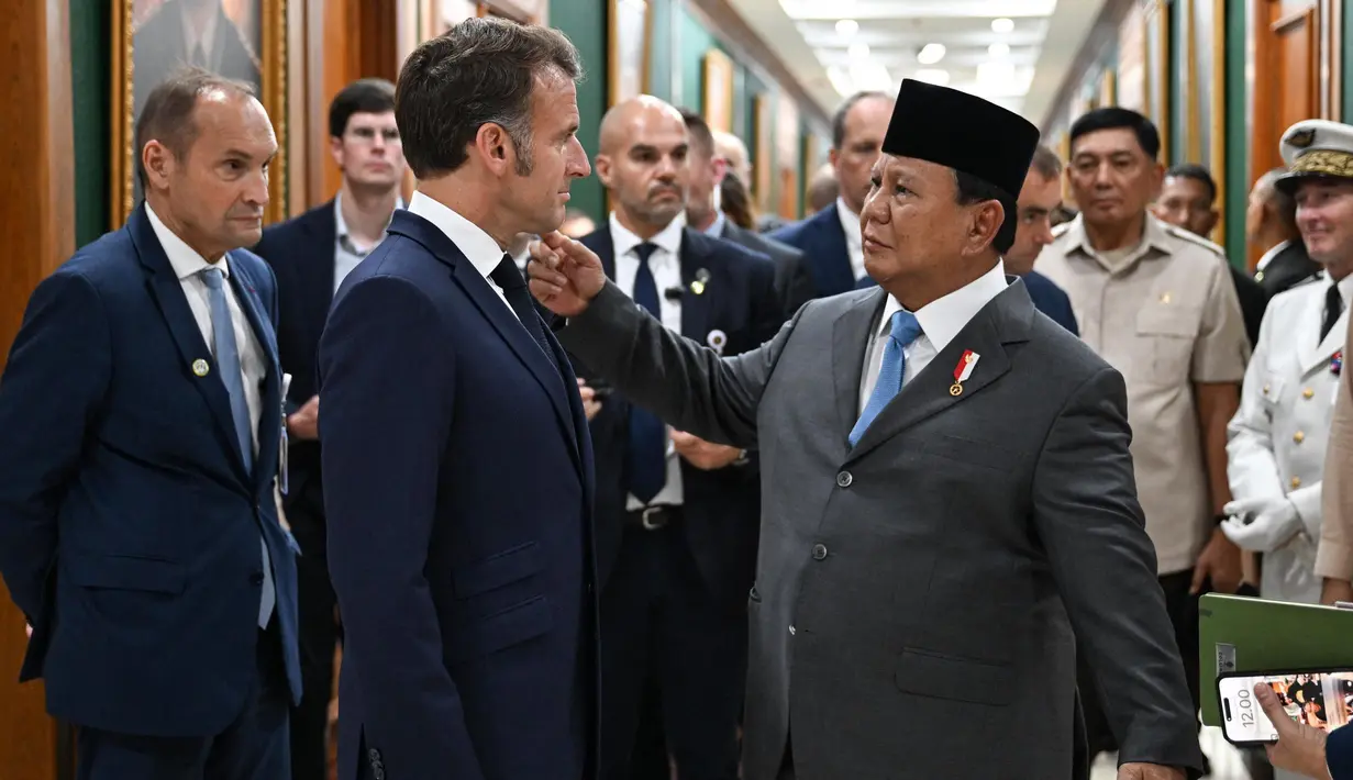 Diketahui, usai meninjau Akademi Militer, Presiden Prabowo Subianto dan Emmanuel Macron langsung bertolak menuju Candi Borobudur di Magelang, Jawa Tengah. (JEANNE ACCORSINI/POOL/AFP)
