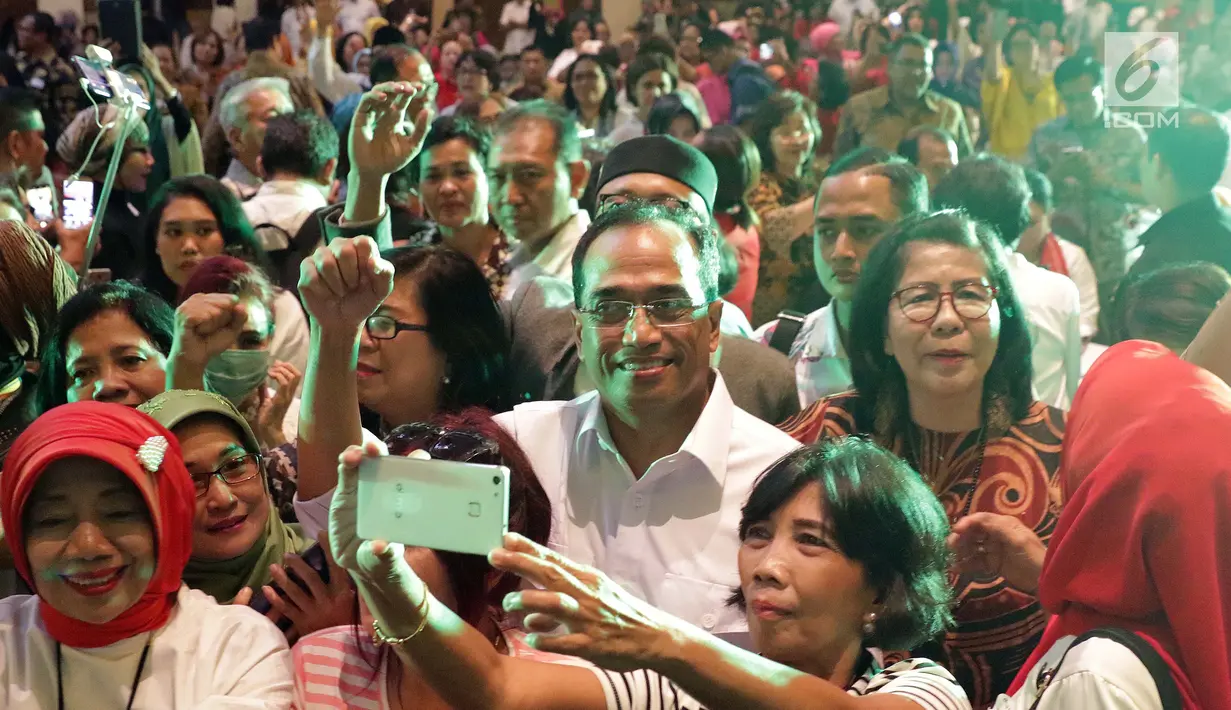 Menhub Budi Karya Sumadi selaku Pembina Relawan Jokowi bersama para relawan pada acara Halal bi Halal Relawan Jokowi Bersatu di Jakarta, Jumat (5/7/2019). Acara tersebut dihadiri ratusan relawan yang tergabung dalam 16 kelompok pendukung Jokowi-Ma’ruf Amin. (Liputan6.com/Helmi Fithriansyah)