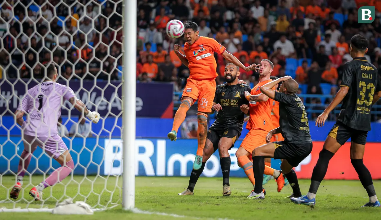 <p>Pemain Borneo FC, Muhammad Alfharezzi (tengah) mencetak gol pertama timnya ke gawang Madura United pada laga leg kedua semifinal Championship Series BRI Liga 1 2023/2024 di Stadion Batakan, Balikpapan, Kalimantan Timur, Minggu (19/5/2024). (Bola.com/Bagaskara Lazuardi)</p>
