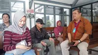Kastur (65), penjual soto warga Colomadu, Karanganyar, Jawa Tengah, didampingi kuasa hukumnya Bekti Pribadi. (Solopos.com/ Nicolous Irawan)