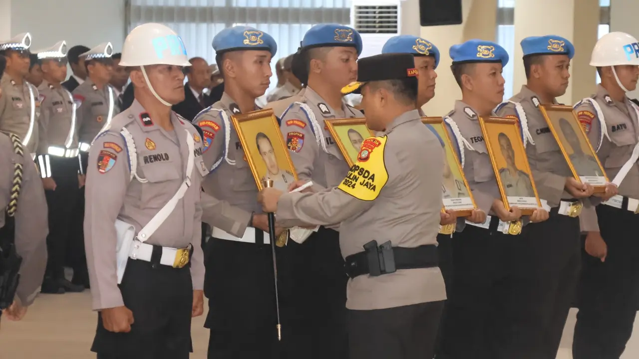 Kapolda Metro Jaya Irjen Pol Karyoto menjatuhkan sanksi berupa Pemberhentian Tidak Dengan Hormat (PTDH) alias pemecatan kepada 31 personelnya usai terbukti melakukan pelanggaran kode etik dan profesi Polri. Upacara PTDH dipimpin Kapolda Metro Jaya.