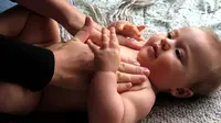 Teknik 'I Love You' untuk Pijat Dada Bayi