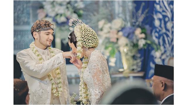 6 Potret Keluarga Kecil Aditya Trihatmanto dan Kezia Toemion, Cucu Penerus Cendana