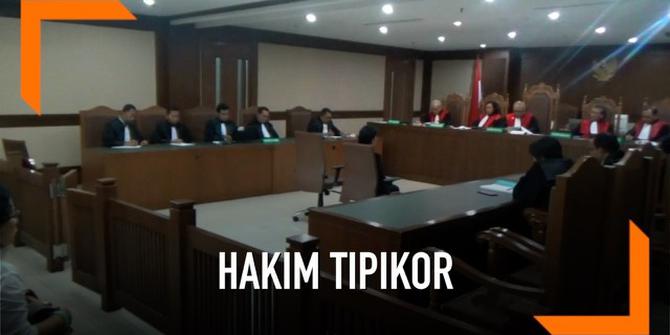 VIDEO: Divonis Bersalah, Hakim Tipikor Menangis