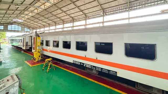 Proses perawatan kereta api yang digunakan untuk angkutan Lebaran 2024 di Depo Ketapang Banyuwangi (Istimewa)
