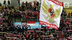 Suporter saat menyaksikan laga Timnas Indonesia U-19 melawan Vietnam U-19 pada kualifikasi grup A Piala AFF U-19 2022 di Stadion Patriot Candrabhaga, Bekasi, Jawa Barat, Sabtu (2/7/2022). Selama menyaksikan laga, para suporter terus meneriakkan yel-yel dukungan untuk Timnas Indonesia U-19. (Liputan6.com/Helmi Fithriansyah)