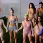 Bella Hadid dan salah satu model yang sedang hamil membawakan lingerie koleksi Savage x Fenty Show pada hari terakhir New York Fashion Week di Brooklyn, Rabu (12/9). Rihanna berkolaborasi dengan Savage merilis koleksi perdana mereka. (AP/Diane Bondareff)