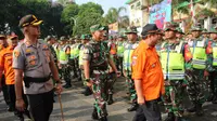 Bupati Garut Rudy Gunawan, didamping Kapolres Garut AKBP Dede Yudi Ferdiansyah dan Dandim 0611 GAryt Letkol Inf. Erwin Agung tengah mengecek kesiapan dalam apel siaga bencana di Garut (Liputan6.com/Jayadi Supriadin)