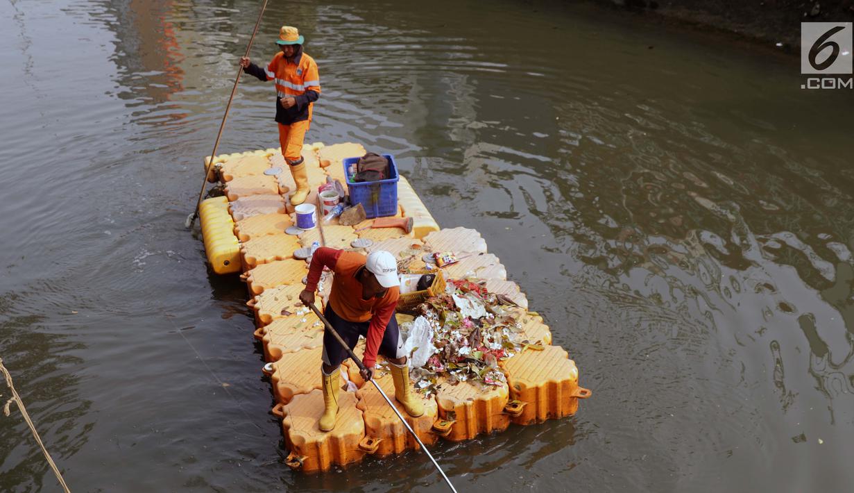 Petugas UPK Badan Air Pemprov DKI Jakarta membersihkan ceceran sampah di sepanjang Anak Sungai Ciliwung yang membelah kawasan Jalan Gajah Mada dan Hayam Wuruk, Selasa (9/7/2019). Pembersihan ini untuk menghindari penumpukan sampah dan memperlancar aliran air. (Liputan6.com/Helmi Fithriansyah)